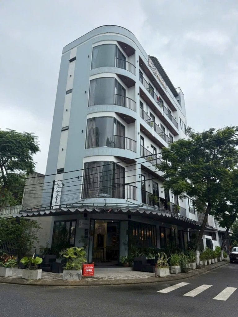 Tòa nhà căn hộ góc 2 mặt tiền Nguyễn Đình & Phước Trường 17 An Hải Sơn Trà Đà Nẵng, thiết kế bo cong hiện đại.