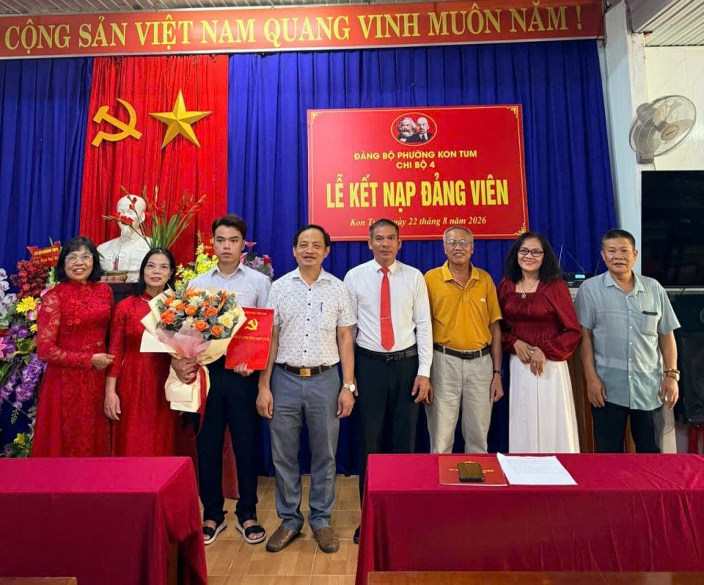 Chi bộ 4, phường Kon Tum tổ chức kết nạp đảng viên