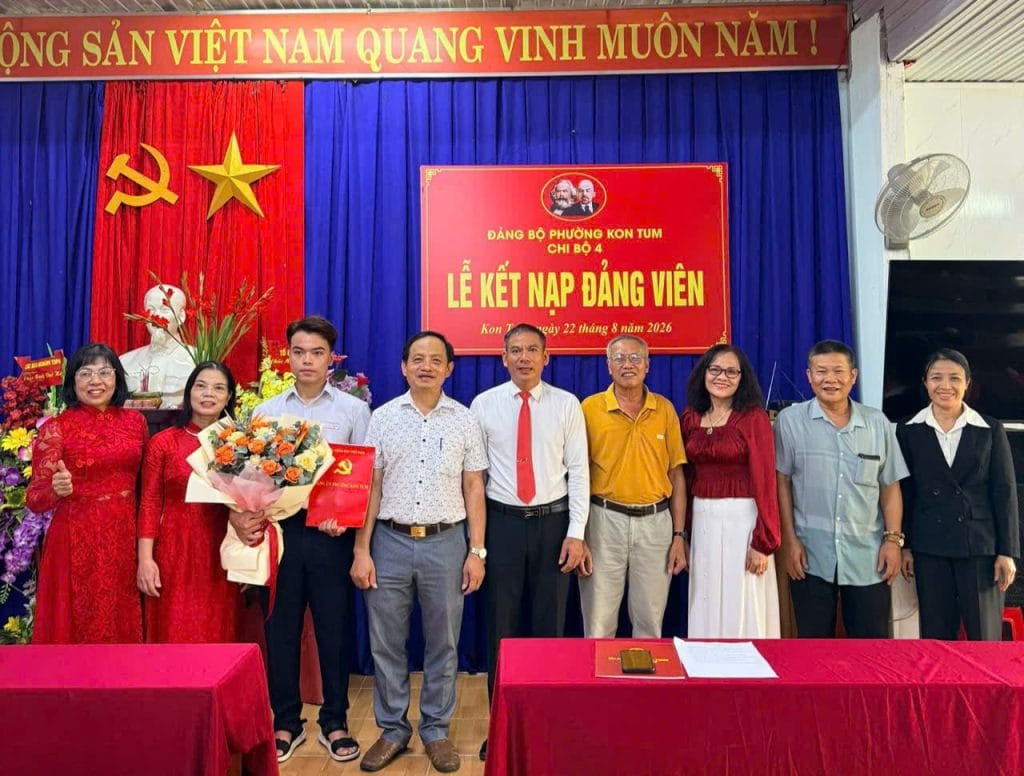 Chi bộ 4, phường Kon Tum tổ chức kết nạp đảng viên