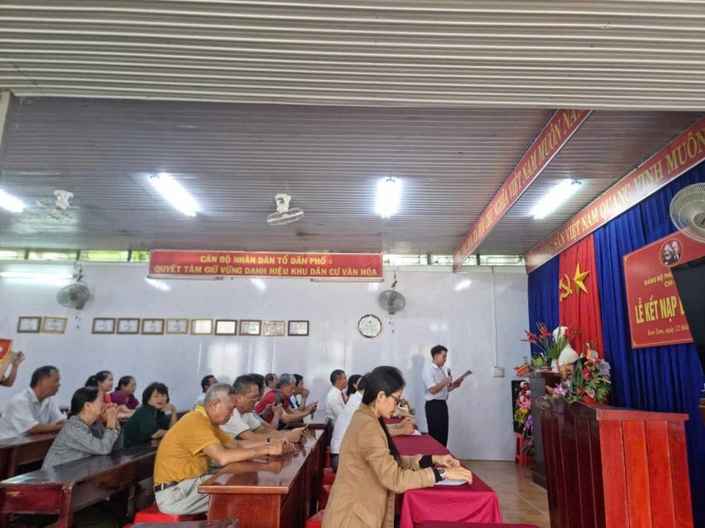 Chi bộ 4, phường Kon Tum tổ chức kết nạp đảng viên