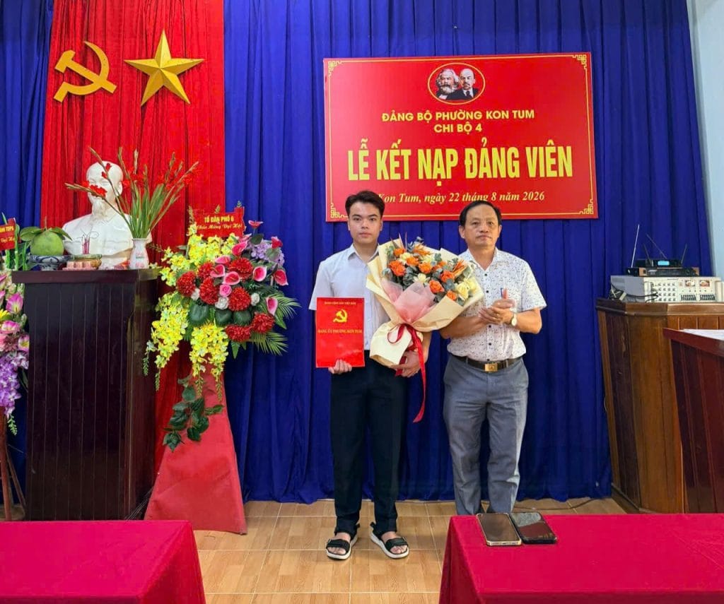 Chi bộ 4, phường Kon Tum tổ chức kết nạp đảng viên